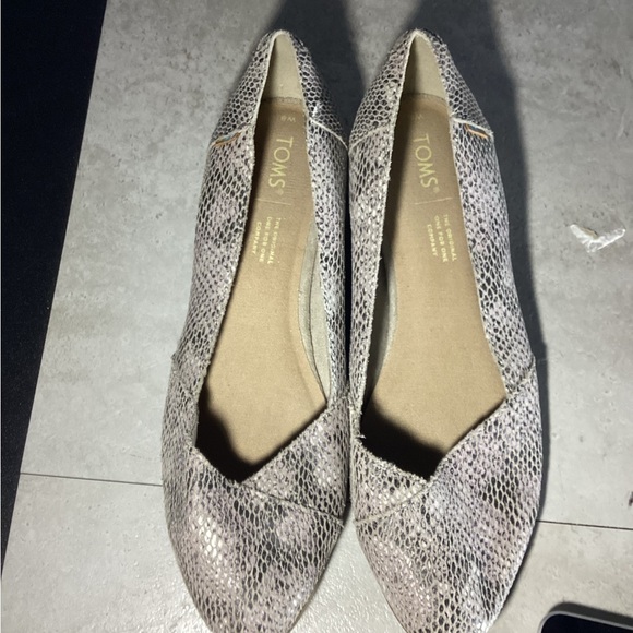 Toms Julie Women 8 Snake Animal Print Comfort Ballet Flats Gray Embossed Suede - Picture 2 of 8